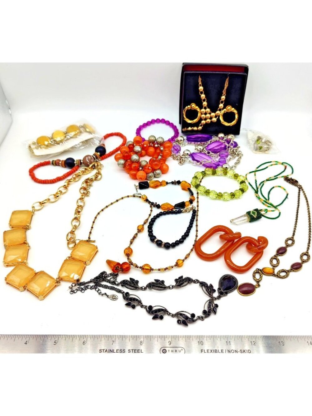 Beautiful Woman's Fashion Jewelry Lot Necklace Bracelet Earrings Avon, 2028
